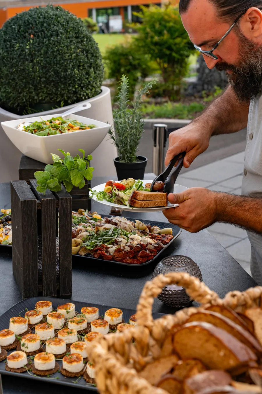 Buffet mit frischen hausgemachten Speisen - Köln Catering