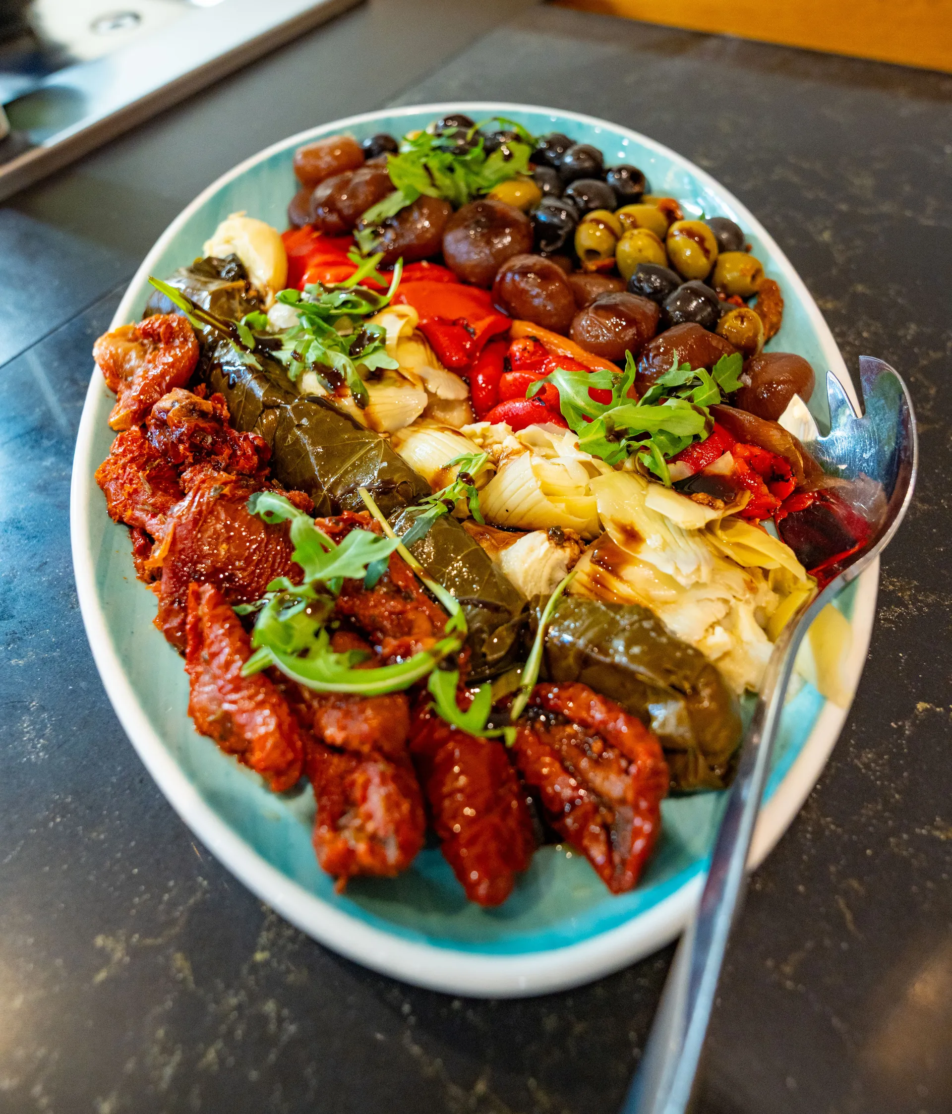 Catering Bonn Antipasti Kreation Catering Bonn Teller mit Antipasti