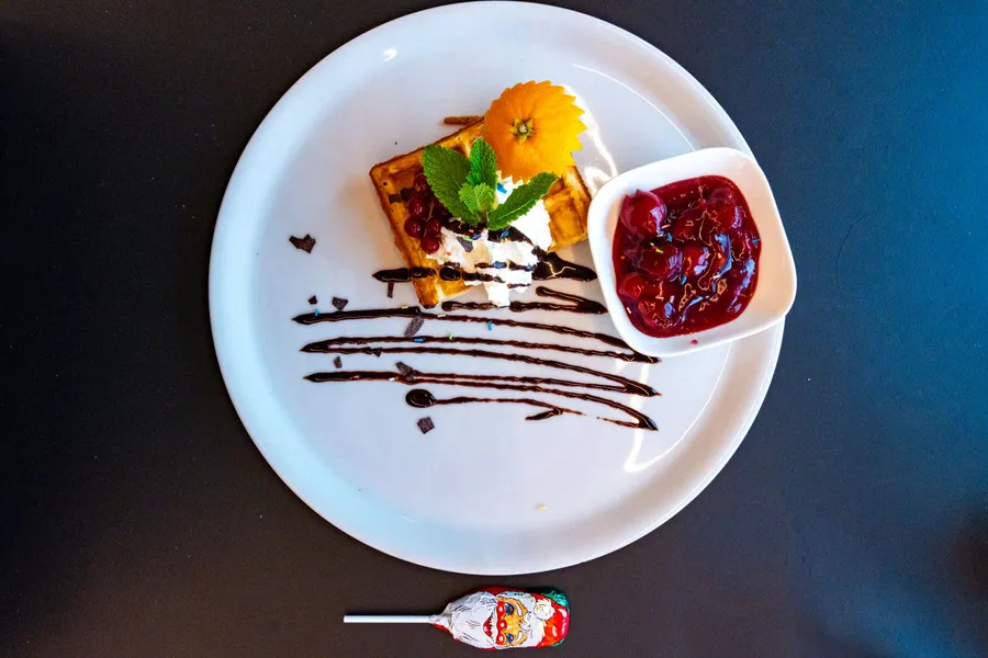 Menü-Varianten nach ihren Wünschen Waffel mit Sahne und Früchten