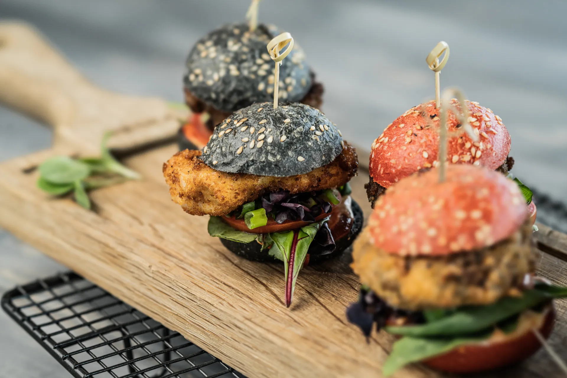 Catering Bergisch Gladbach für ein perfektes Event Rot und schwarze Mini-Burger