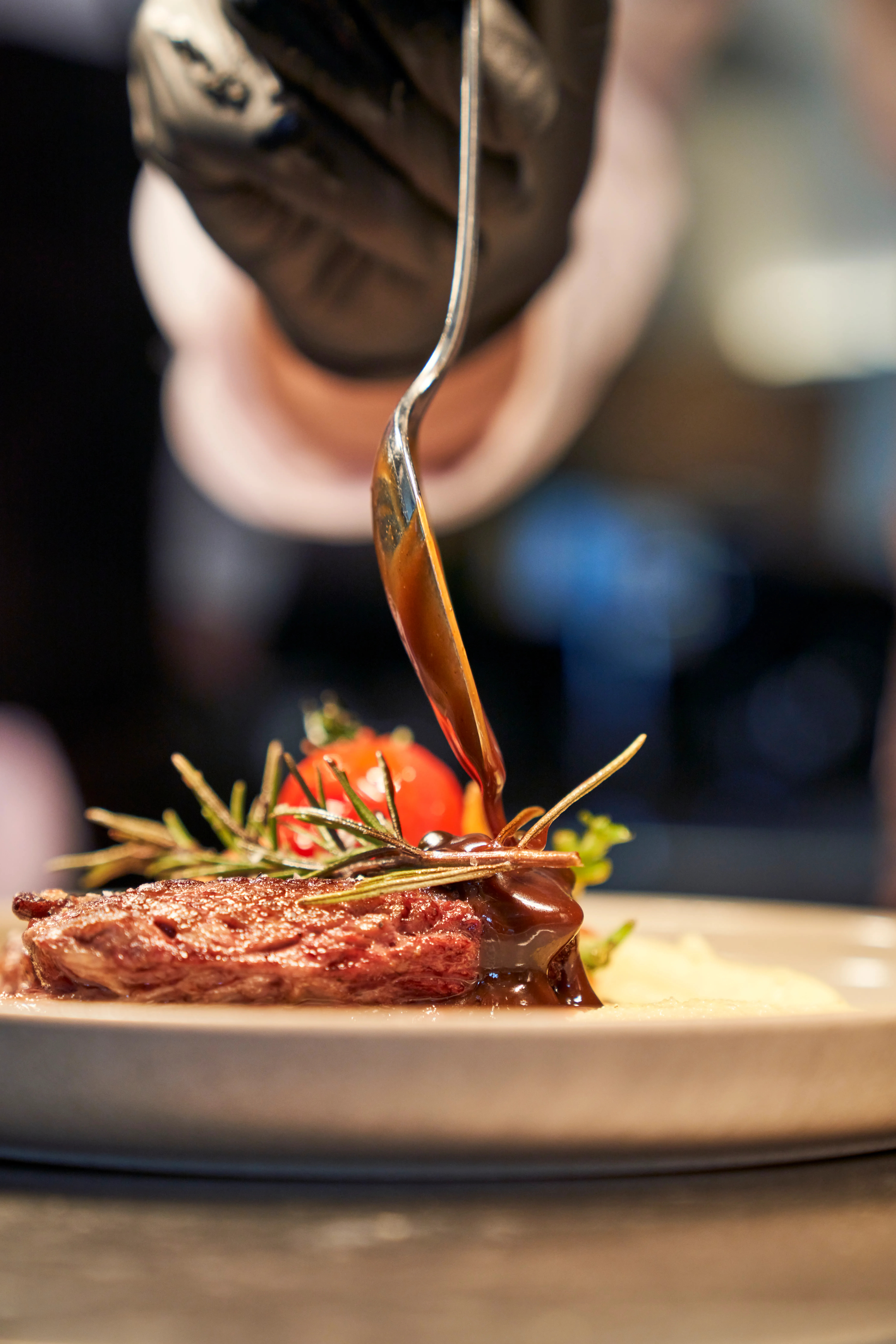 schön angerichtete Platte mit saftigem Steak
