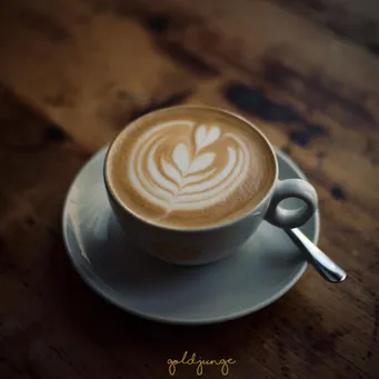 schön verzierter Kaffee auf Tisch - Köln Café