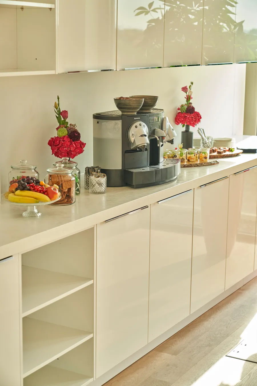 Theke mit Lebensmitteln und Kaffeemaschine