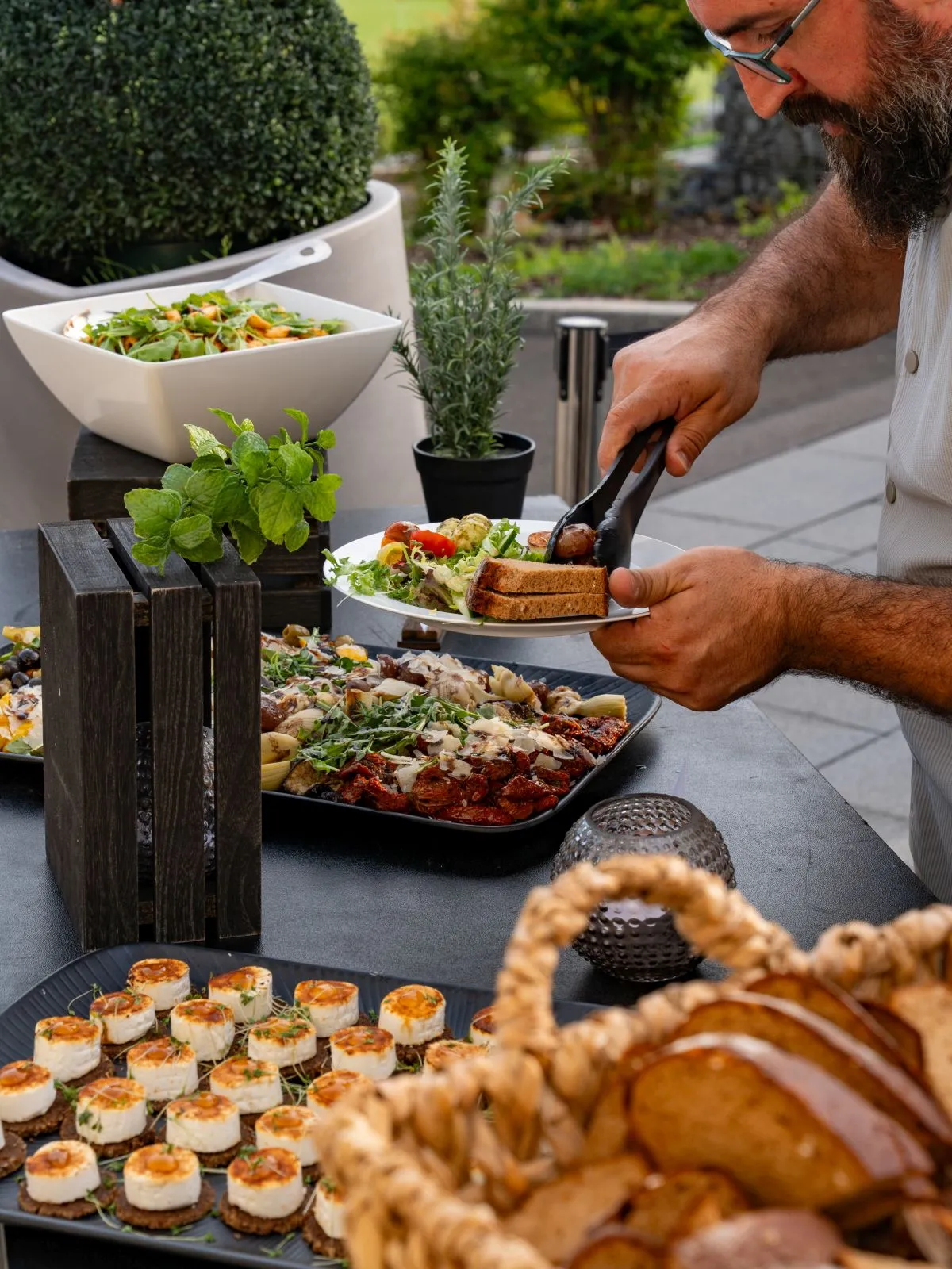 Mann bedient sich am Buffet