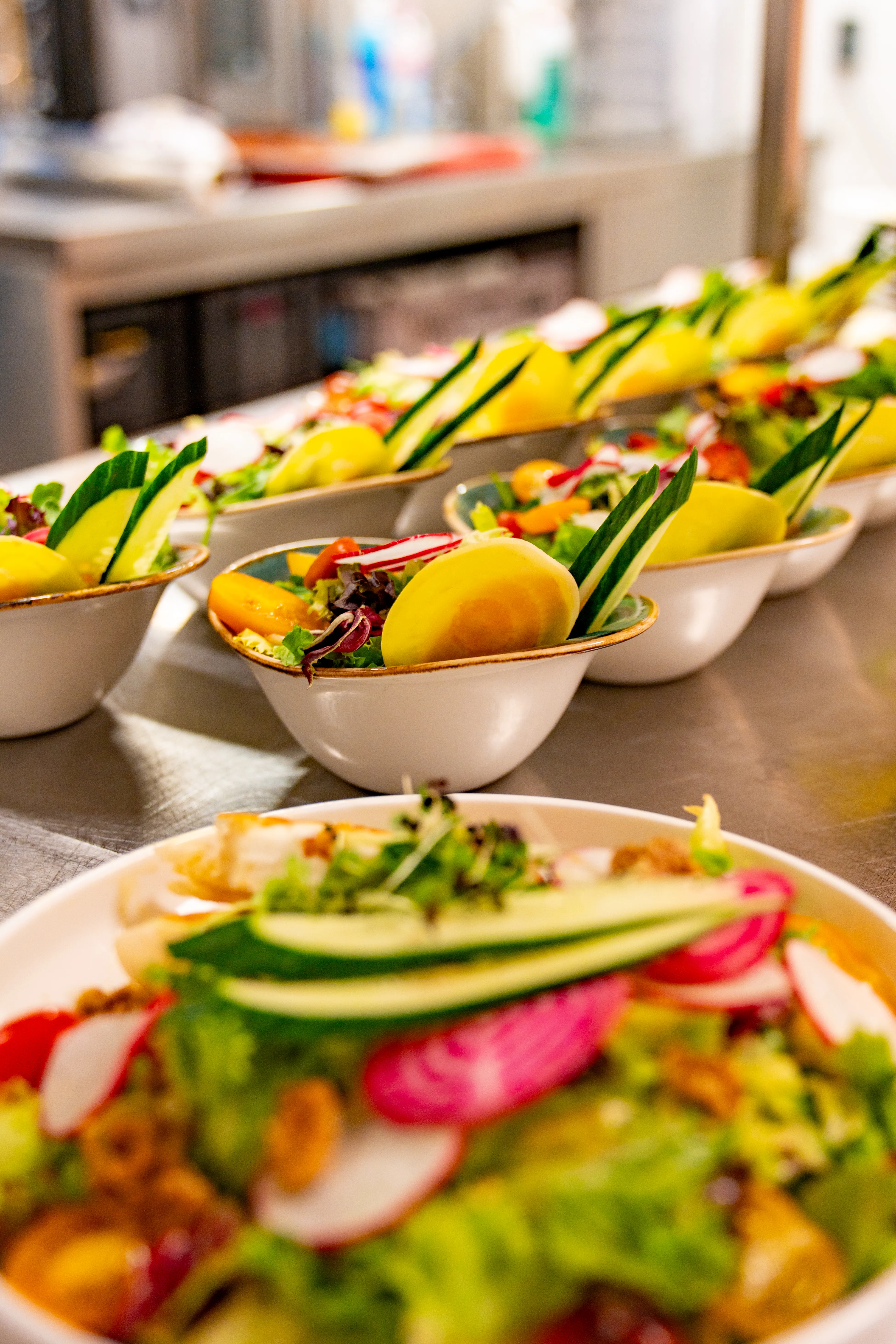 Vegetarische Kreationen stilvoll angerichtet