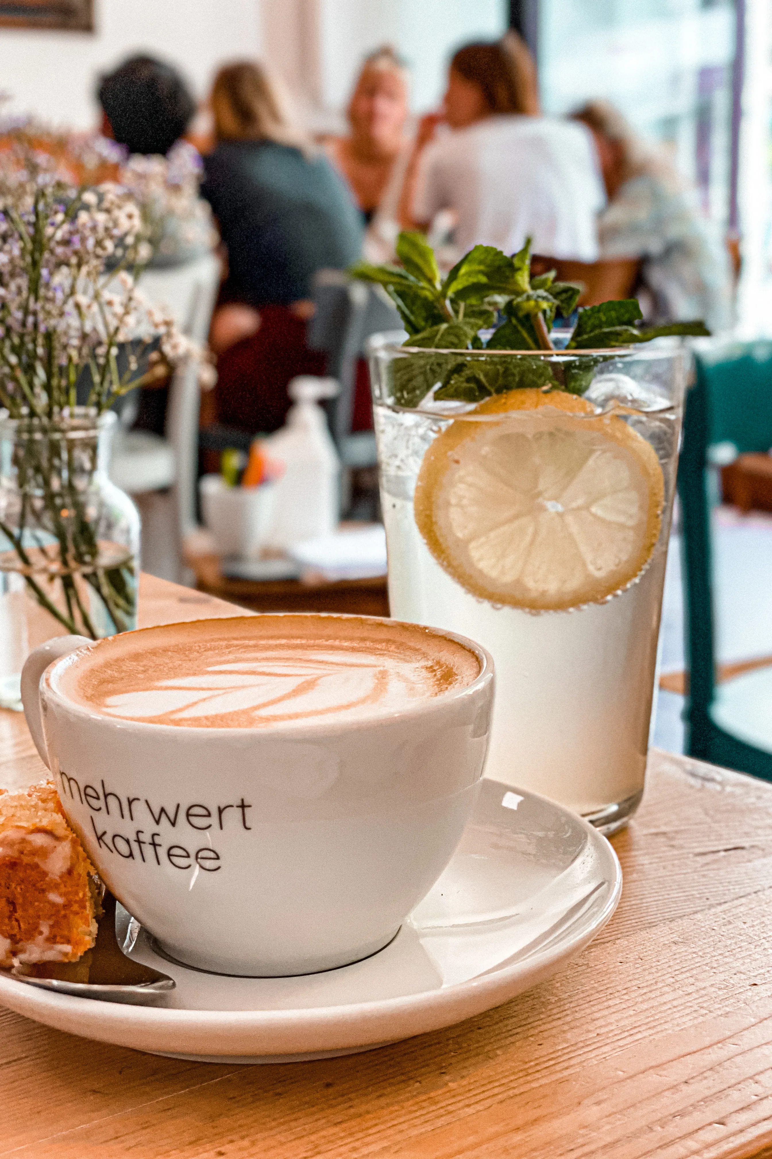 Café Goldjunge Mediapark- gedeckter Tisch