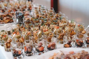 Gedeckter Tisch mit verschiedenen Snacks und Fingerfood