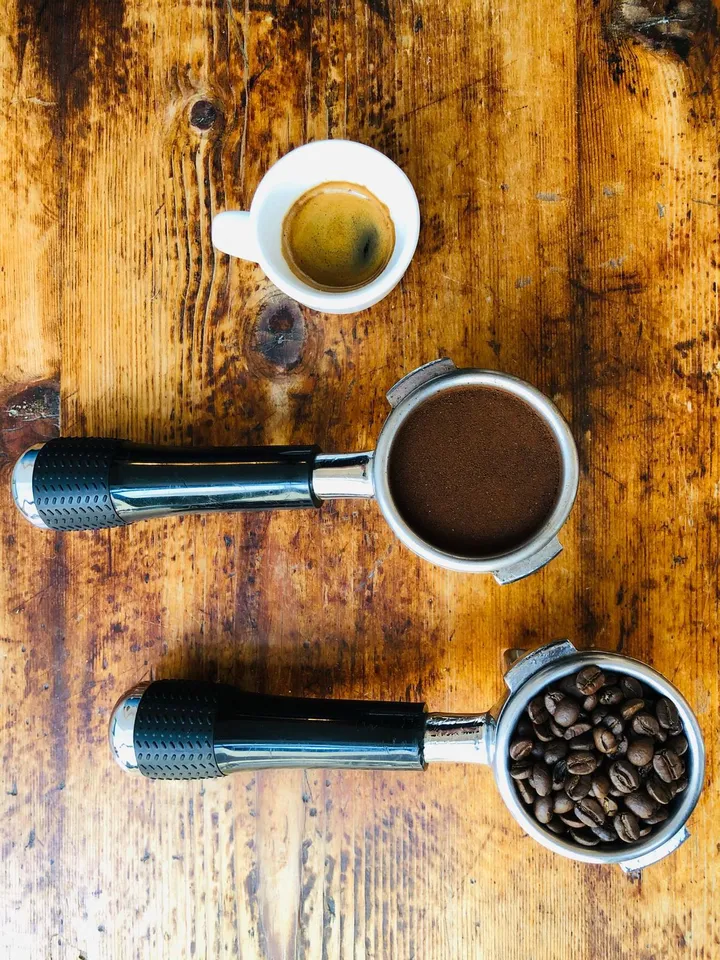 Kaffeebohnen und leckerer Kaffee - Franchise Kaffeebar
