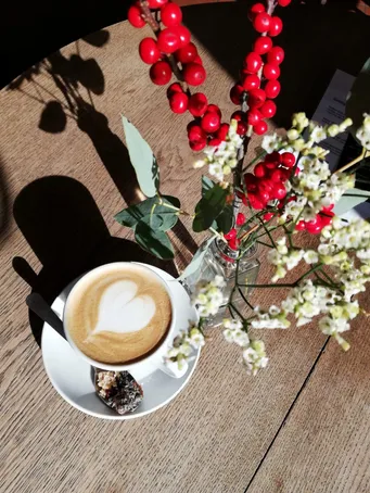Catering Bonn mit top Service Tisch mit Kaffee und Blumenvase