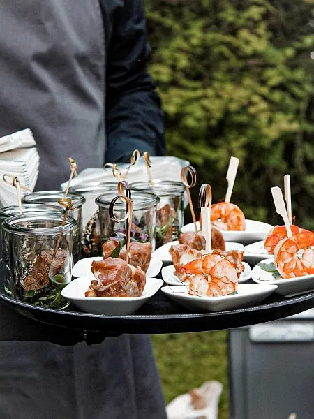 nachhaltige Buffetkreationen ausgestellt auf Tisch für Catering