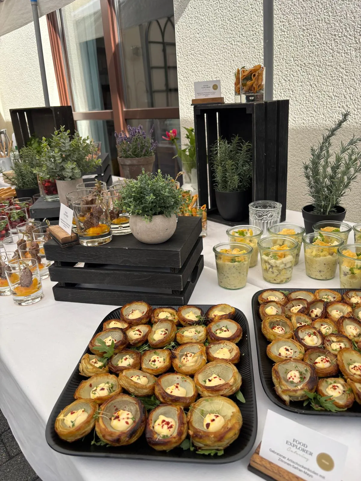 Catering Bergisch Gladbach überzeugt mit Flexibilität Tisch mit Fingerfood und kleinen Häppchen