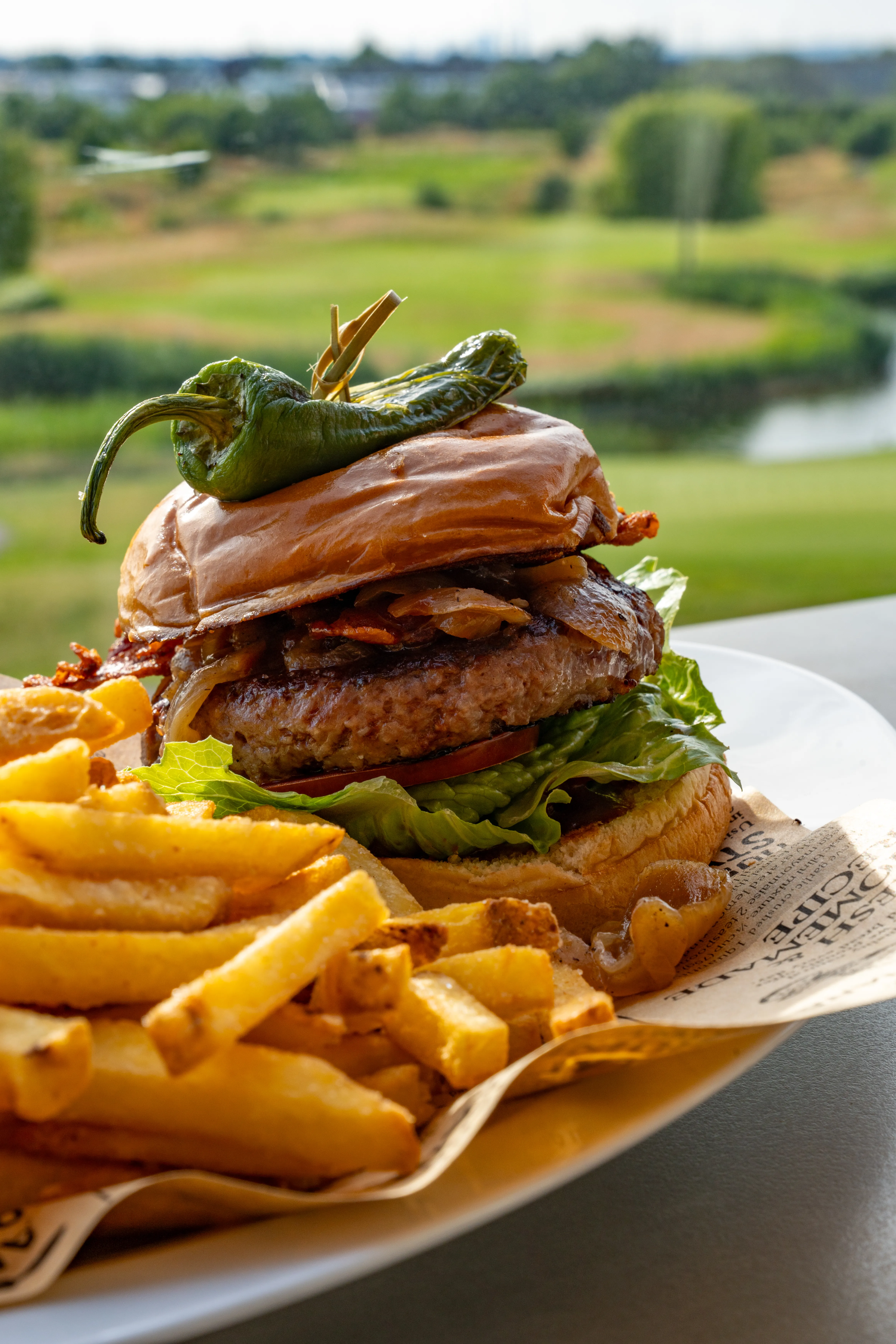 Saftiger Burger mit Pommes beim Catering