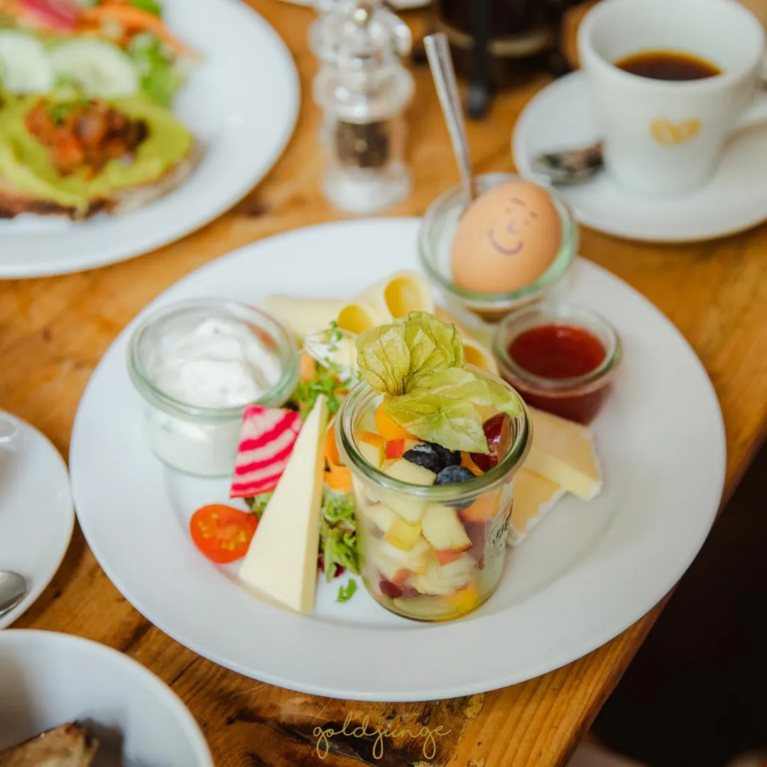 Brunch in Köln mit köstlichem Frühstück schön angerichtetes Buffet zum Frühstück