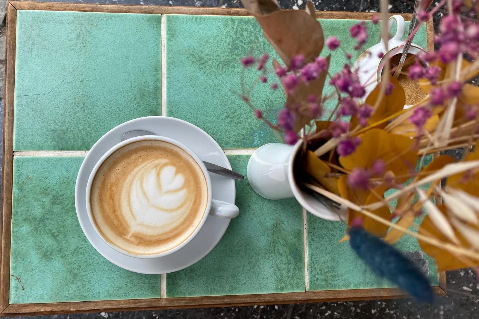 Tisch mit Kaffee und Blumen