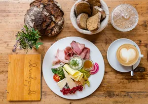 Kaffeepausen Catering für Büros und Workshops Kaffee und Herzhaft belegter Teller