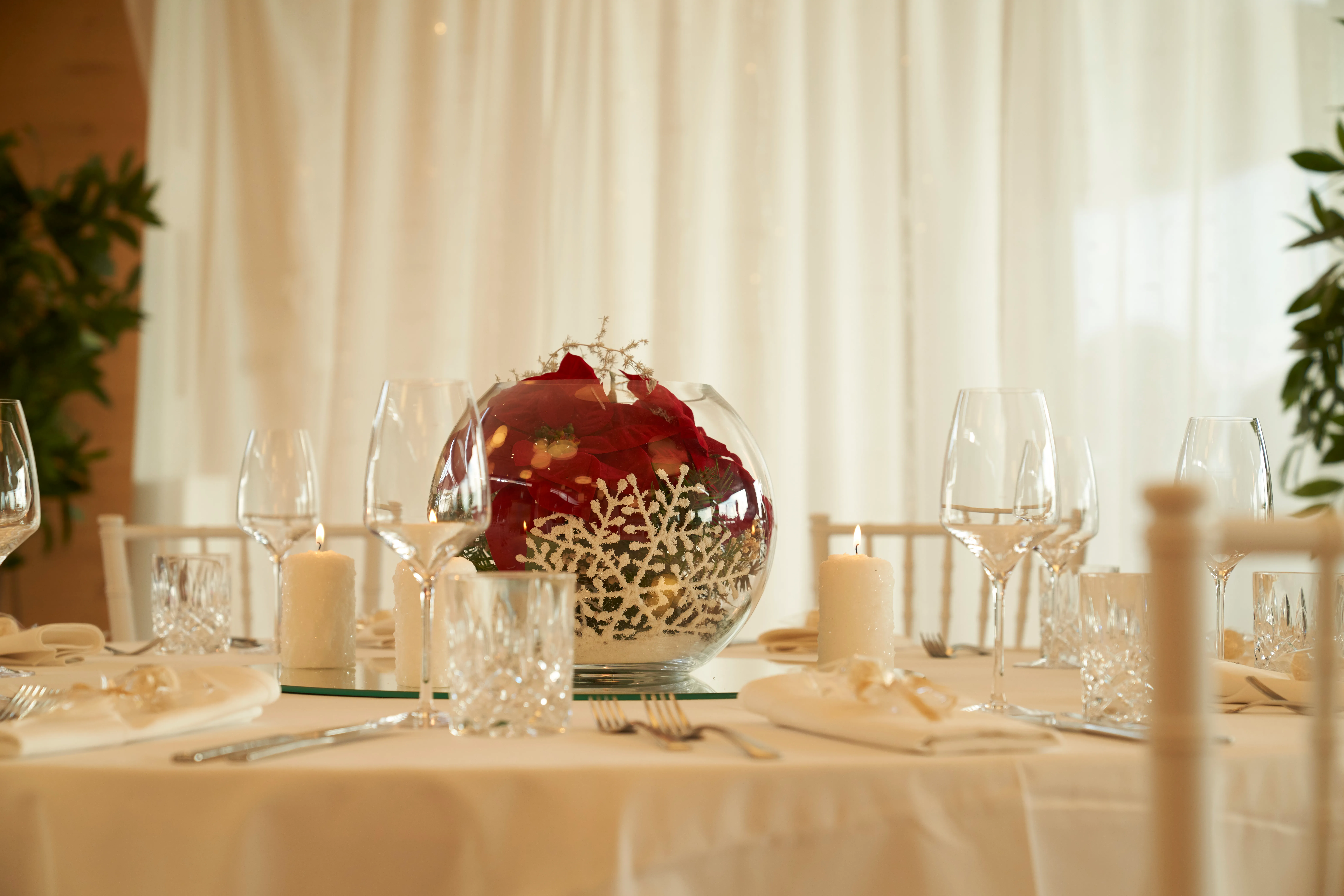 Weihnachtlich gedeckter Tisch - Weihnachtsfeier Catering